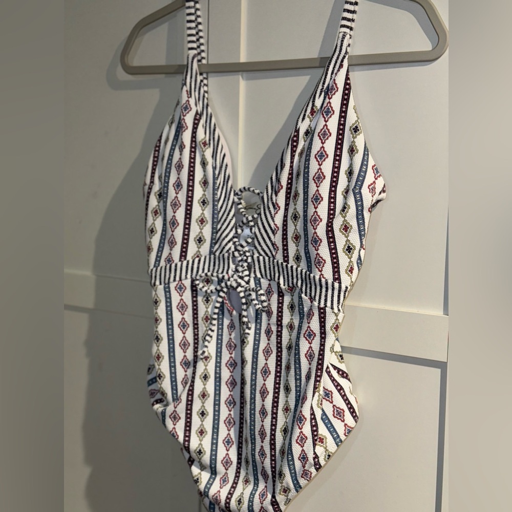 JESSICA SIMPSON SEXY SWIM SUIT MEDIUM LACE FRONT WOMEN’S ONE PIECE CHEEKY BOTTOM